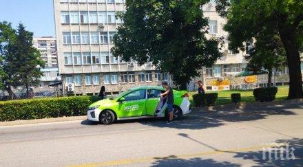 малки жестове таксиметров шофьор помогна жена стои краката