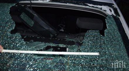 вандализъм младеж потроши полицейска патрулка използвал