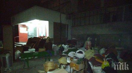 потресаващо изхвърлиха улицата възрастна жена цялата покъщнина снимки