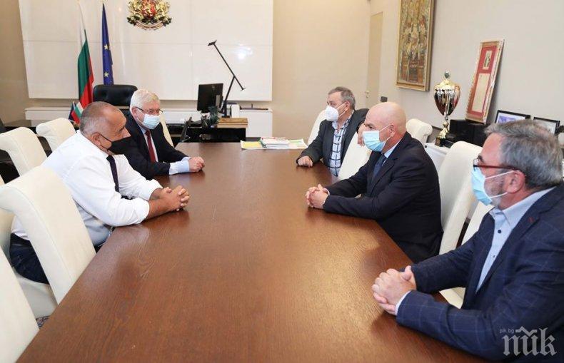 ПЪРВО В ПИК: Премиерът Борисов събра на среща щаба заради високия брой заразени 