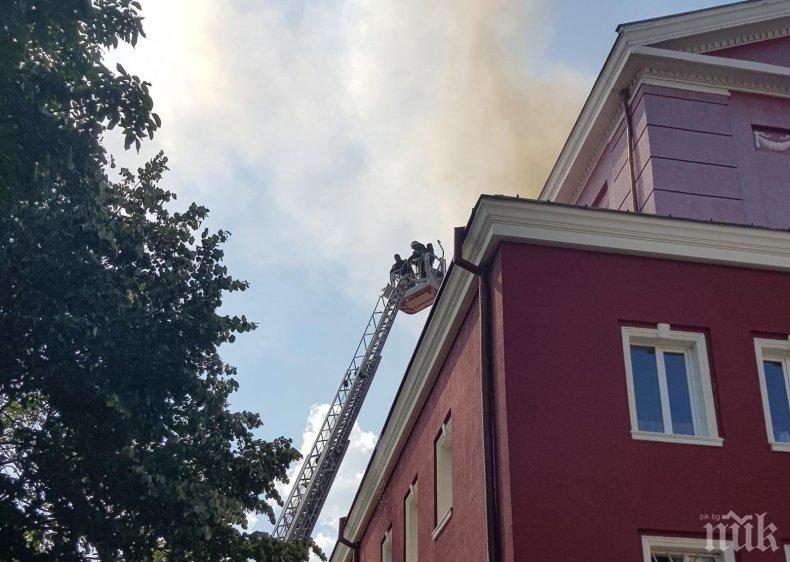 ГЕРОИ: Русенските огнеборци спасили за минути двама от горящ апартамент