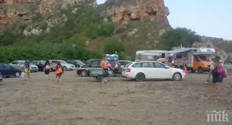 АБСОЛЮТНО БЕЗОБРАЗИЕ: Превърнаха уникалния плаж Болата в паркинг