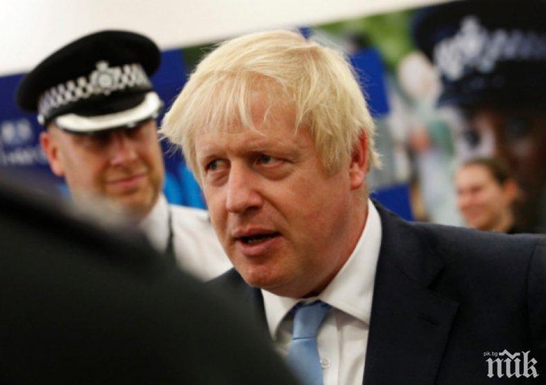 Борис Джонсън се подстрига и отиде на пъб след свалянето на ограниченията във Великобритания

 