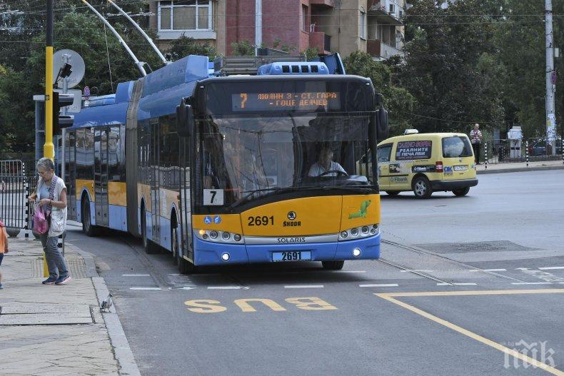 Вандали счупиха стъкла на тролейбус 7, спират го от движение