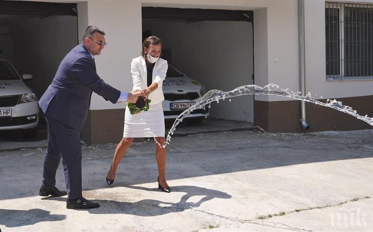 Министър Маринов откри обновената сграда в Троян (СНИМКИ)