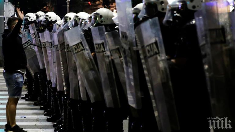 19 полицаи и 17 демонстранти ранени през втората нощ на протести в Белград
