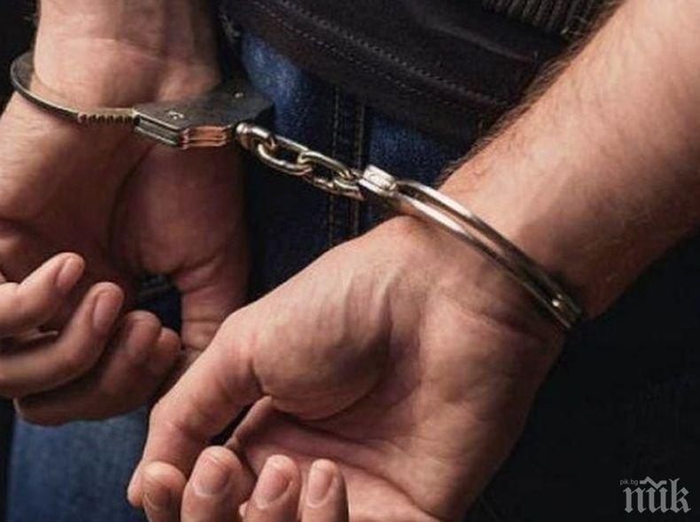Спипан на местопрестъплението: Пловдивски полицаи задържаха дилър, докато прави сделка (СНИМКИ)