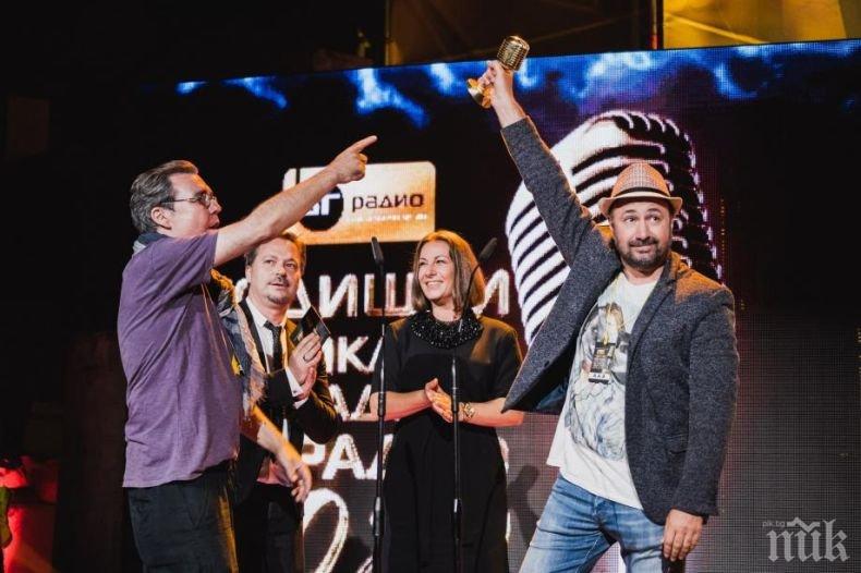 След половин година пауза: Стефан Вълдобрев празнува 51 на открита сцена