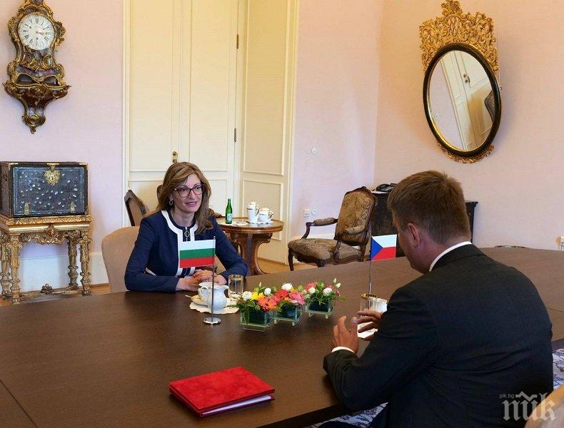 Захариева дискутира с колегата си в Прага лятната почивка на чехите по родното Черноморие