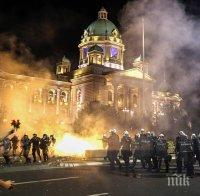 Десетки арестувани в Белград, протестиращите атакуваха сръбския парламент