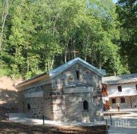 Обновиха и осветиха старинния манастир 