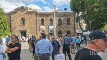 Йоло Денев и Босия начело на рехав протест на "Дондуков" 2 - появи се и вторият мъж на Мая Манолова (СНИМКИ)
