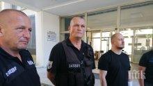 ПОКЪРТИТЕЛНО: Проговориха ранените полицаи след сблъсъците с провокаторите на Радев и Божков: Хвърляха бутилки и ни пръскаха със спрей! (СНИМКИ)