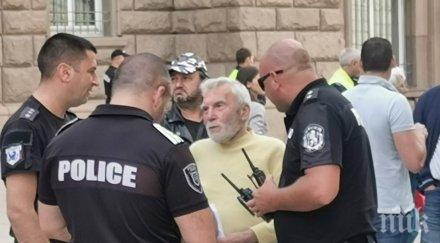 полицията проверява хора обемен багаж протеста