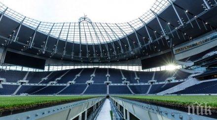 култово феновете тотнъм протестират самолет