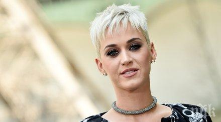 дженифър анистън става кръстница детето кейти пери