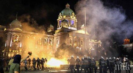 десетки арестувани белград протестиращите атакуваха сръбския парламент