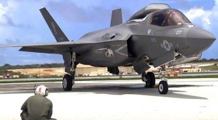 афроамериканка стане първи път пилот изтребител военноморските сили сащ