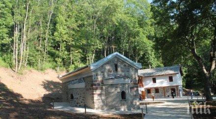 обновиха осветиха старинния манастир свети николай мирликийски трън