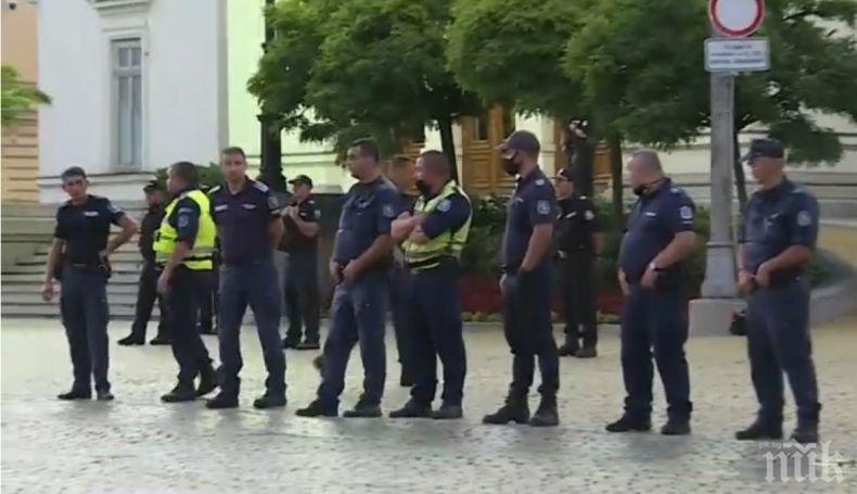ИЗВЪНРЕДНО ОТ МВР: Неуспешен опит за разбиване на полицейски кордон, СДВР продължава да охранява столицата