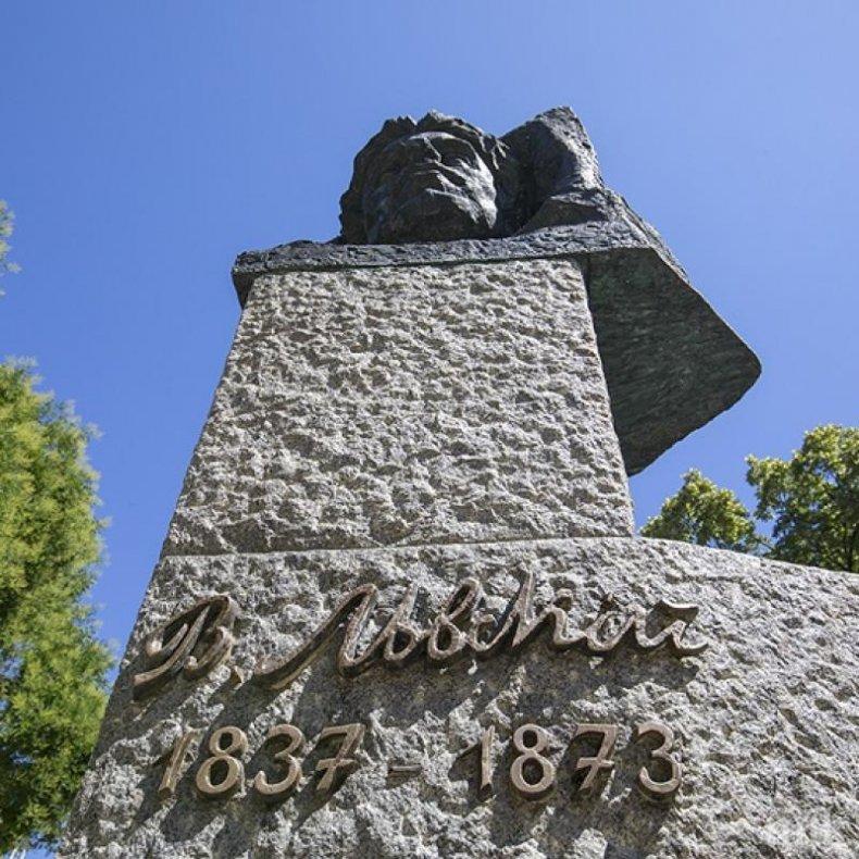 БРАВО: Обновиха паметника на Васил Левски в Стара Загора 