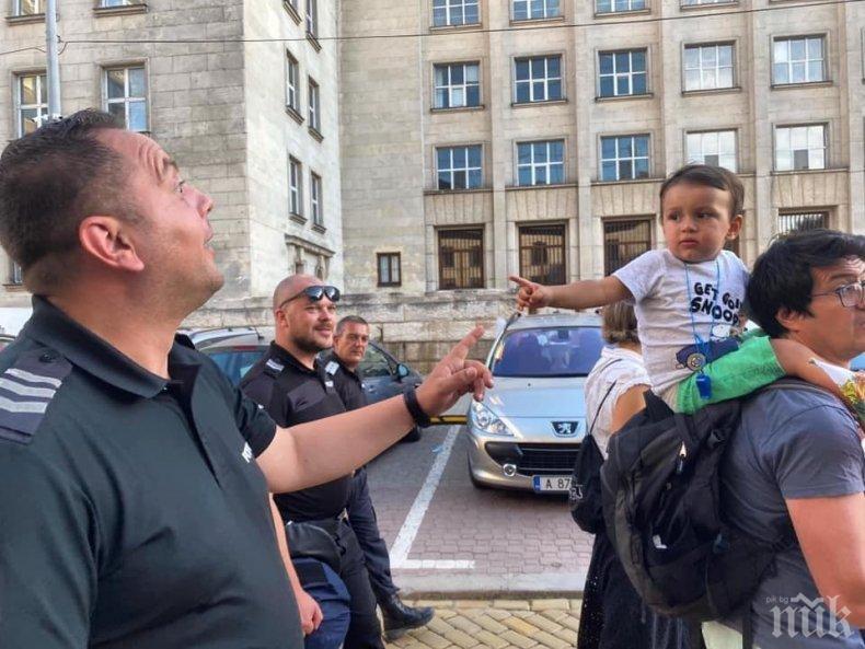 Умилителна снимка на полицай и дете трогна социалните мрежи 