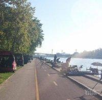 Доброволци чистят парковете край Гребната база в Пловдив