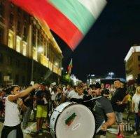 Мая Манолова и Никола Вапцаров бият тъпана на Васил Божков (СНИМКИ)