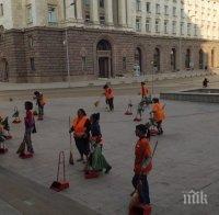 СЛЕД ПОГРОМА: Десетки чистачки лъскат 