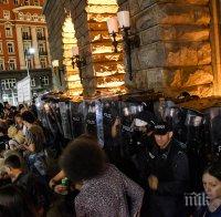 Читател на ПИК от Бургас пита: Защо българската полиция стои на протестите без каски и щитове? Искате да убият някой полицай ли