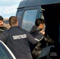 ВЪЛНАТА ПРОДЪЛЖАВА: Гранични полицаи задържаха петима каналджии с 10 незаконни мигранти