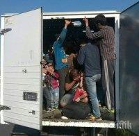 ПО СИГНАЛ: Пипнаха над 30 нелегални сирийци край Вакарел