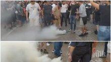 АГРЕСИЯ НА ПРОТЕСТА! Вандали строшиха кола на медия и подпалиха димка (СНИМКИ)