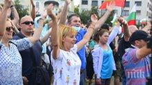 КОМЕДИЯ НА АБСУРДА: Мая Манолова маха със знаменце на жълтите павета, джендъри сквернят "Александър Невски" (СНИМКИ)