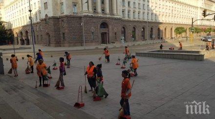 погрома десетки чистачки лъскат триъгълника властта пораженията бившия партиен дом снимки