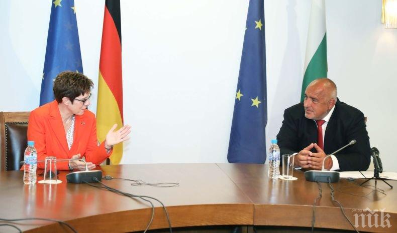 ПЪРВО В ПИК TV: Борисов провежда важна среща с министъра на отбраната на Германия: Благодаря най-сърдечно, че България ни подкрепи в продукцията на защитните облекла и маските, това много ни помогна (ВИДЕО)