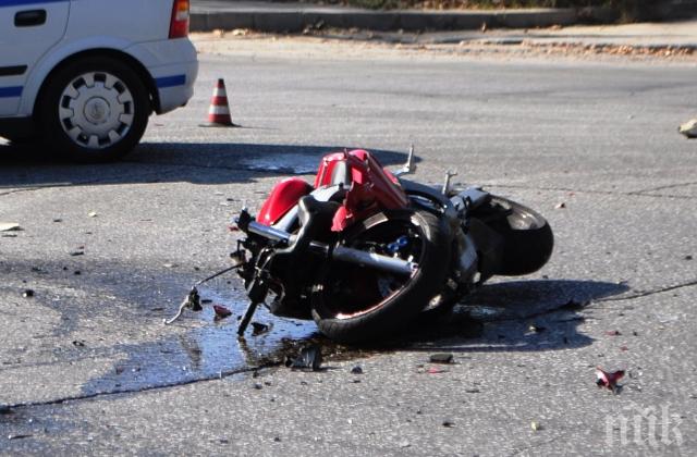 Мотоциклетист бере душа след тежка катастрофа