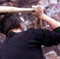 ЛУДИ ГЛАВИ: Пишлигари си спретнаха бой - единият налага с бухалка, другият ръга с нож