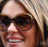 Елизабет Хърли се пусна топлес на 55 (ГОРЕЩА СНИМКА)