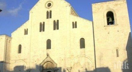 свещеник намери новородено църква италия