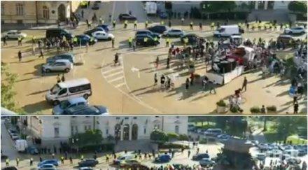 божков нова манипулация репортерки задъхано отразяват акцията шепа хора парламента мълчат партийни служители случайни граждани снимки