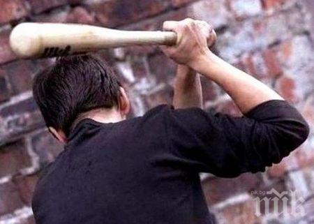 ЛУДИ ГЛАВИ: Пишлигари си спретнаха бой - единият налага с бухалка, другият ръга с нож