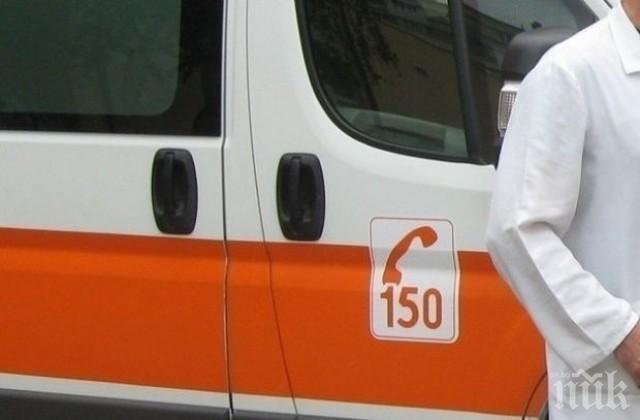 Двама души са в болница след катастрофа на мокър път край Банско