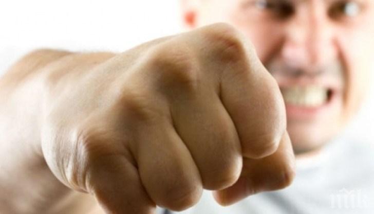 В ДИВИЯ СЕВЕРОЗАПАД: Бабаит изби зъбите на младеж, близките му потрошиха къща за отмъщение