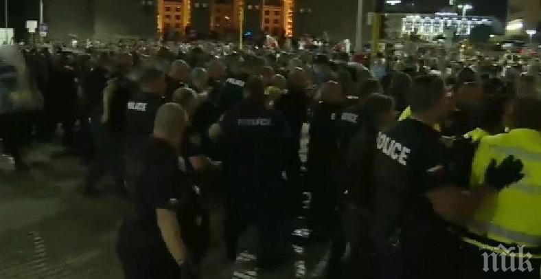 Дъщеря на полицай към протестиращите: Знаете ли какво е любимият ти баща да тръгне за работа, да има безредици и да не знаеш  дали ще се върне?!