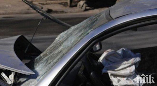 ОТ ПОСЛЕДНИТЕ МИНУТИ: Кола се заби в билборд до Пловдив