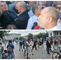 Протестът рекордно малък, метежникът Радев излезе да насъсква хората на площада (СНИМКИ)