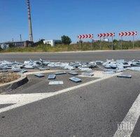 Камион изсипа тонове олово на пътя за Асеновград