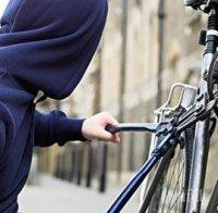 Деца крадат велосипеди в Трън