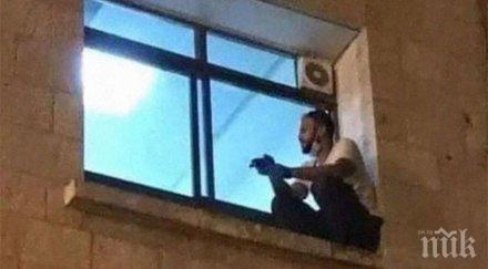 покъртително мъж катери всеки ден прозореца майка деня covid отне снимки